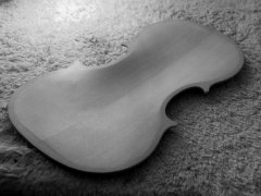 rabotage des épaisseurs de la table - Thomas Billoux Luthier